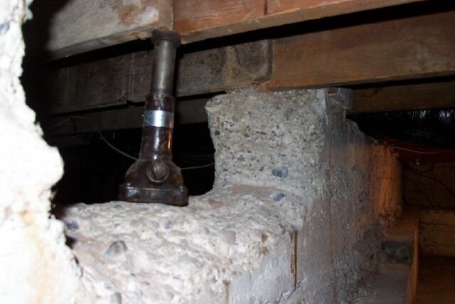 A jack used to support the joists in the crawlspace on a home inspection in Salt Lake City.